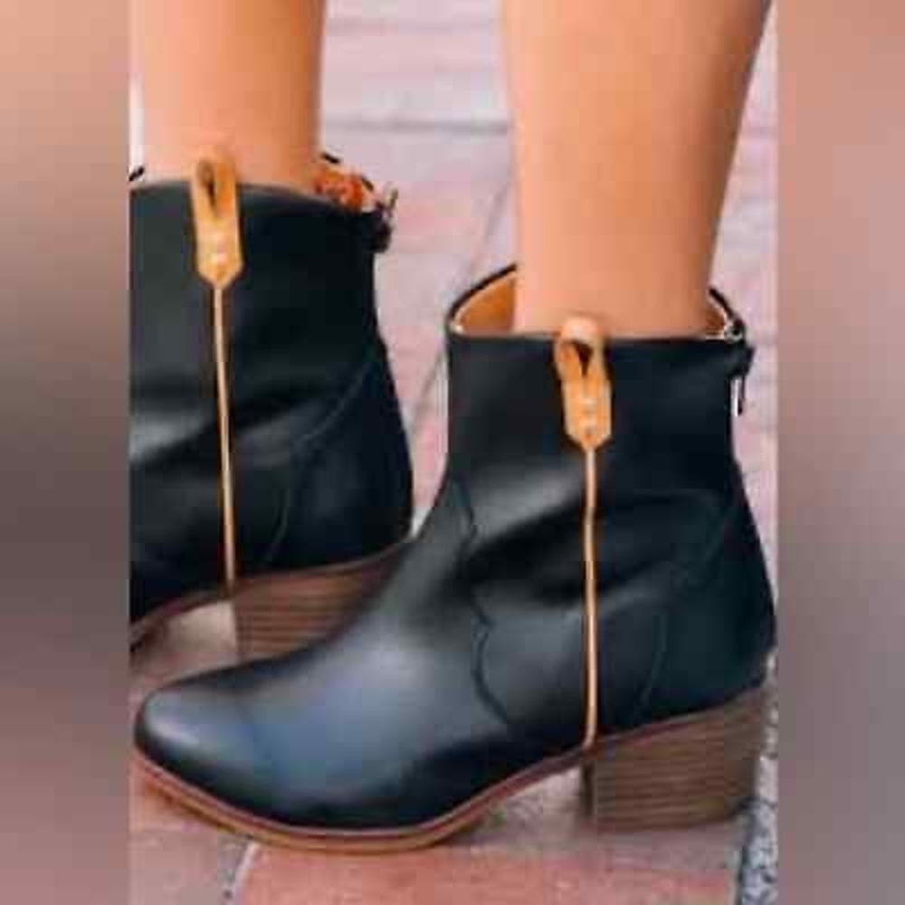 ARULA Black Western Style Point Toe Heeled Ankle Boots